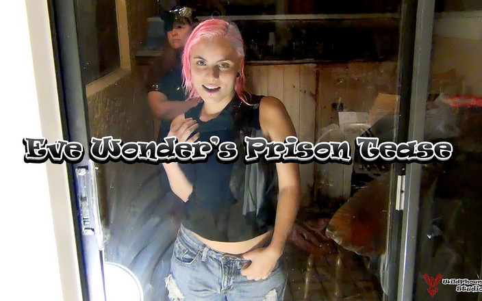 Wild Phoenixxx Studios: Eve Wonder'ın hapishane tacizi: camdaki memeler ve parmaklıklar arkasında mastürbasyon