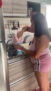 Gordinha peida acidental enquanto cozinha cupcakes fofos