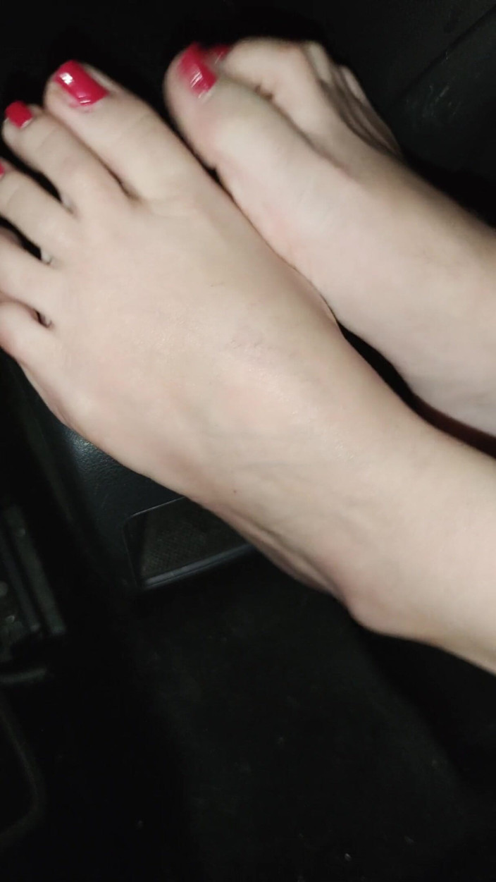 Gli Sfumatori Di Sperma: Slut showing me her feet in pantyhose