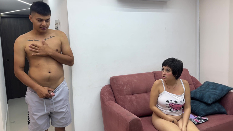 ManuelaAlvarez: Aku mergokin adik tiri latinaku yang seksi lagi asik fingering...