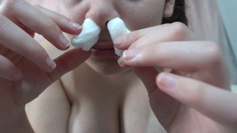 AmayaMori: 내 이복 누이는 그녀의 코에 목을 넣고 그녀의 보지로 자위한 다음 그녀의 귀에 면도 넣습니다