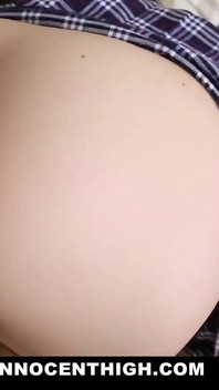 La ragazza arrapata Ava Taylor seduce il suo insegnante sulla strada a casa