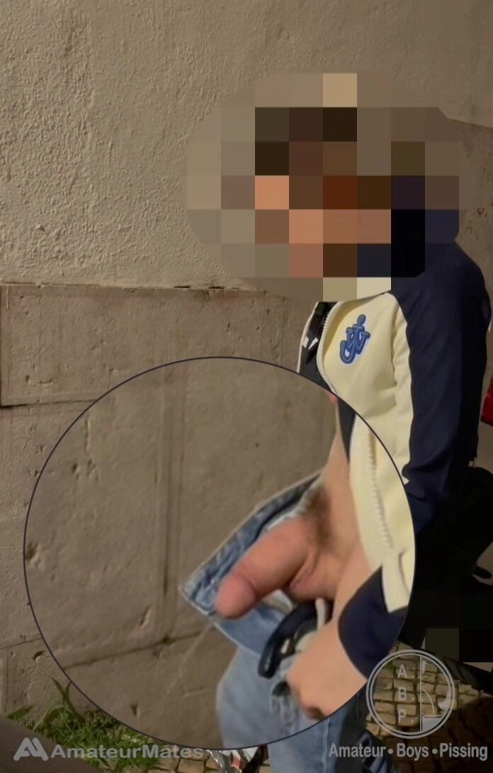 AmateurBoysPissing: Amateurjongen neemt zijn dikke pik uit zijn spijkerbroek en pist...