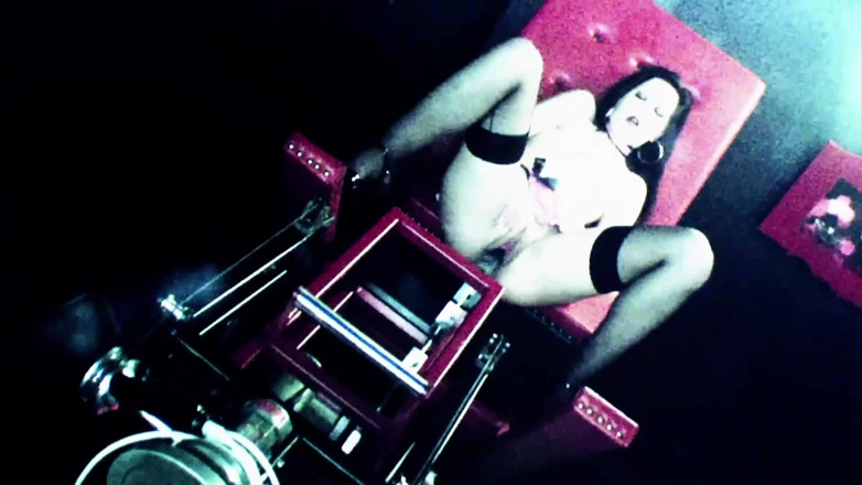 Toy Sluts: Morena fodendo sua buceta com máquina