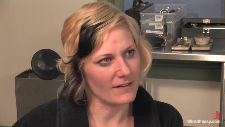 Wired Pussy by Kink: 치과 의사