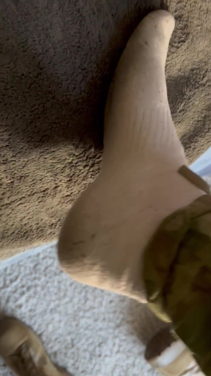 Gay Soldier Stuff: 穿着制服的士兵-在24小时轮班后 - 是时候敲打我的一个性玩具了-热辣的精液，热靴！