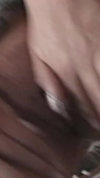 Questa ragazza verde si cimenta in un rapporto anale dopo aver finito il suo gioco di auto-indulgente.
