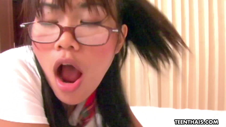 Teen Thais: Cherry se fait enculer après avoir sucé la bite et...