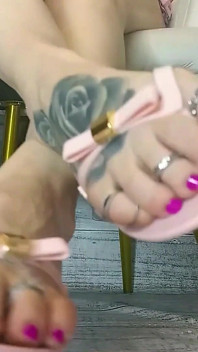 Lady Angela Toe Rings dan MILF flip flops