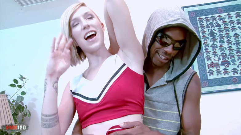 BBC and Interracial: Chuda blond cheerleaderka Maia Davis zerżnięta przez Wielkiego Czarnego Kutasa