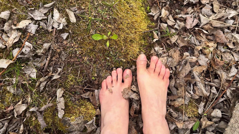 Vasya Sylvia: Barefoot Walk in the Forest - Foot Fetish - Bare Feet!