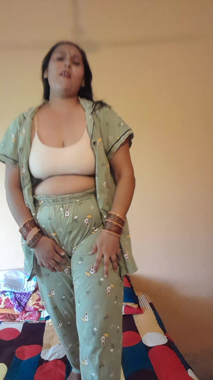 Puja555: 德西女孩在床上跳舞