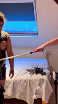 Der auspeitschpost: Femme Sandy wird von Königin Elena ausgepeitscht und mit dem rohrstock