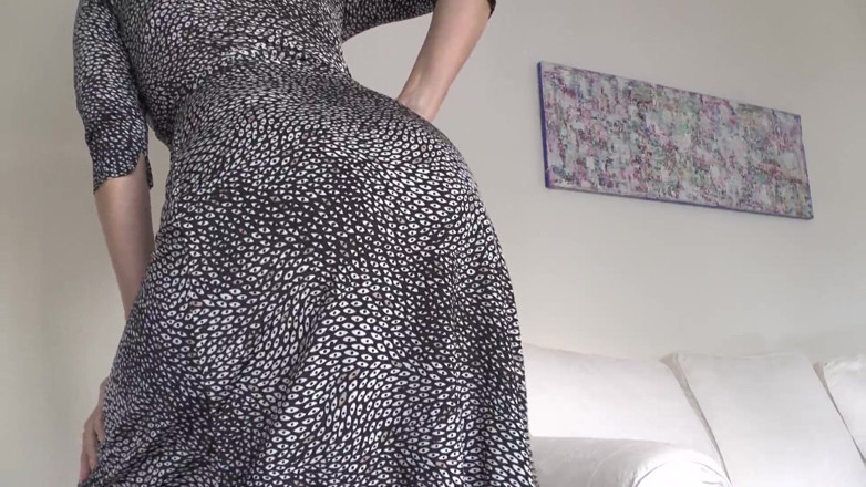 Lady Victoria Valente: Masturbandosi duramente dentro i tuoi pantaloni e annusandomi il culo,...