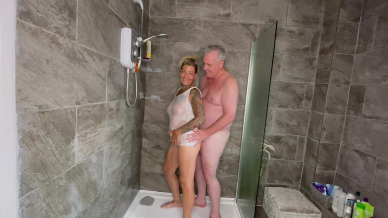 MattyFacial: Мокрая футболка для Emma перед трахом в душе