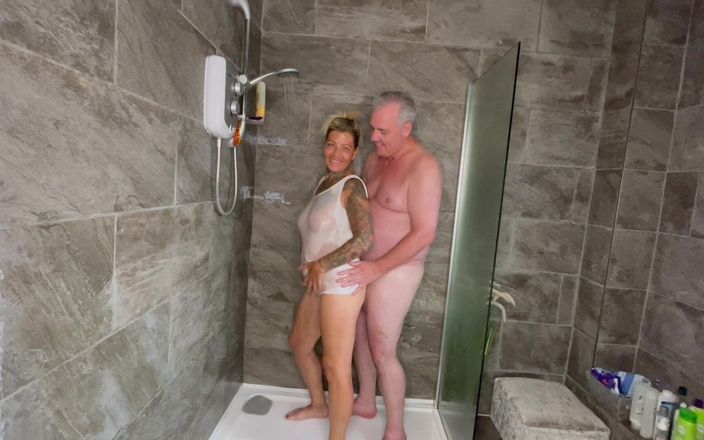 MattyFacial: Áo thun ướt át cho Emma trước khi làm tình trong phòng...