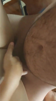 彼が私のお尻を指でマッサージするとき、私は彼のコックからチョコレートを舐め、彼は私を激しくファックします