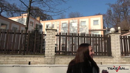 Take Van: Ia la prelucrat gratuit o curvă în dubă prinsă pe stradă...