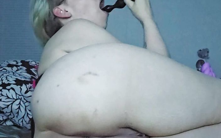 NaughtyAleena: Mantém um plug na bunda dela enquanto fode sua buceta...