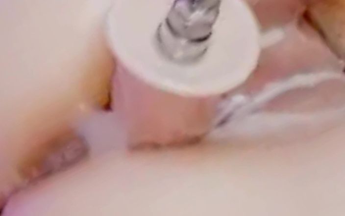 Nicolette69w: Een romig poesje neuken met een grote dildo