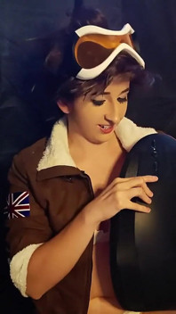 Yndige cammy har forblffende orgazmcı i sin vibrerende stol (tracer cosplay)
