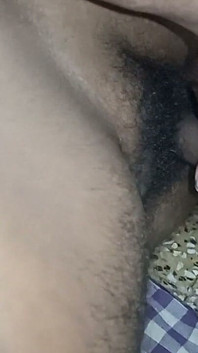 キスする唇で妻のアソコをしゃぶっている