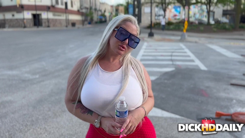 DICKHDDAILY: Makan Siang Di Luar Situs: Mz Dani