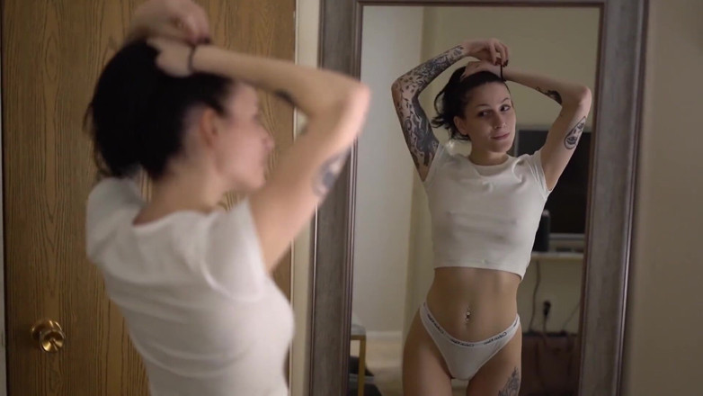 Jay Bond: 남친에게 바람을 피우는 Tatted 섹시녀