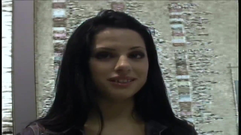 Slutty Milf: Grande rabo morena fodido em sua buceta quente e pulverizado...