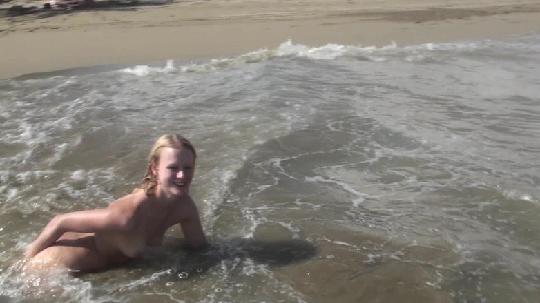 Blondehexe: Teeny phun xuống biển