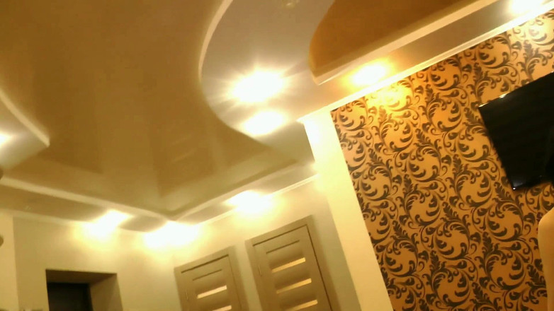 Dirty fantasy: 的继女用瓶子自慰，然后给她的继父