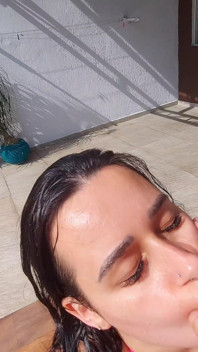 Ho invitato la mia matrigna alla piscina a casa, è stata sorpresa dal mio cazzo duro e eretto