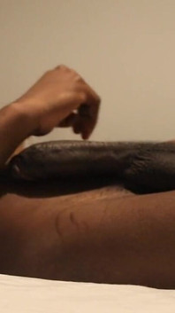 Éjaculation huilée sur le lit