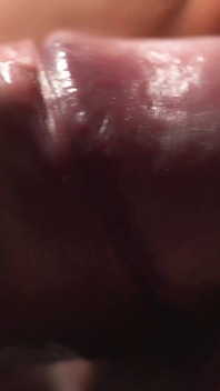 Penetrationen und Sperma tropfen aus der muschi auf einem Makroobjektiv