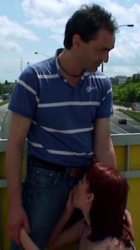 MILF berambut merah menunggang zakar di luar