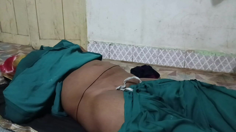 Bhabhi UP: पड़ोसी आया और उसके घर पर ।