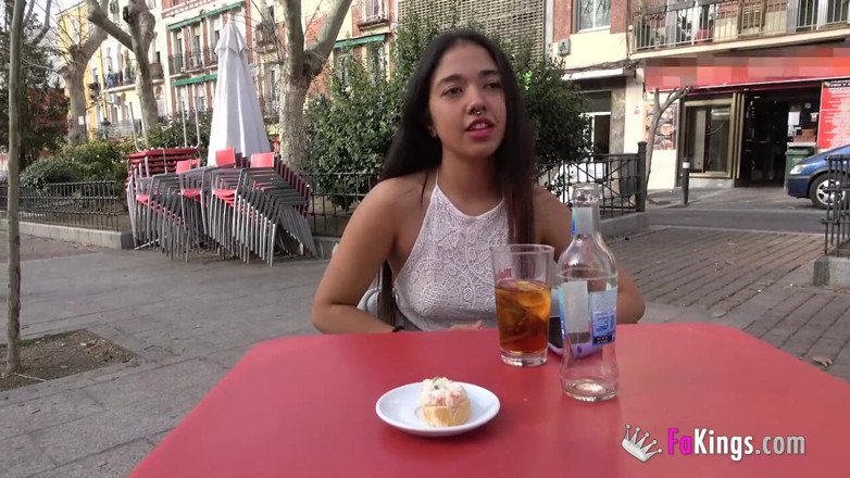 FAKings: 젊지만 부끄러워하지 않는 십대는 가게와 거리에서 보여주는 복용량을 즐긴다!
