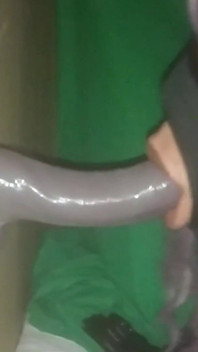 Blowjob dan menikmati kontol hitam anonim besar.