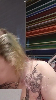 Bambi lagi asik bersihin mainan seksnya