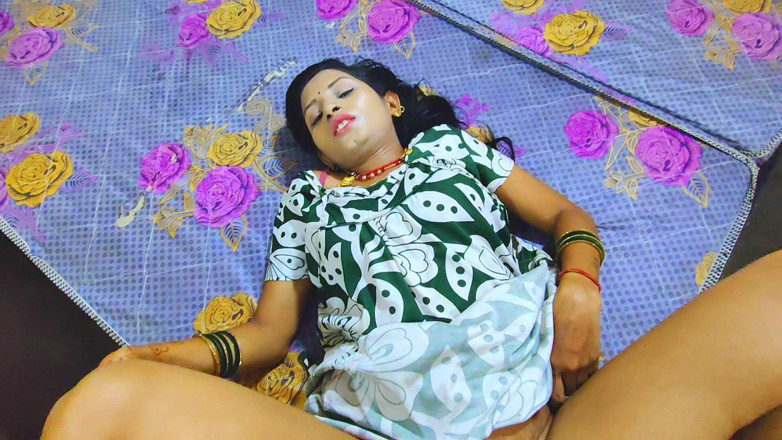 BadAim6: インドの継母がシングルベッドを共有し、継息子を幸せにしたフルヒンディー語音声