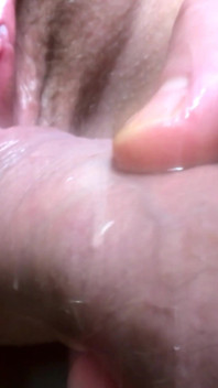 S'il te plaît, fais pipi sur ma bite. Maintenant, je vais te baiser et uriner à l'intérieur. Ma femme a un orgasme pendant que je fais pipi dans sa chatte. Gros plan.