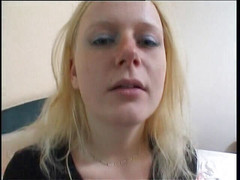Horny Two really wet MILFs: Bionda culona che fuma una sigaretta mentre scopa al casting