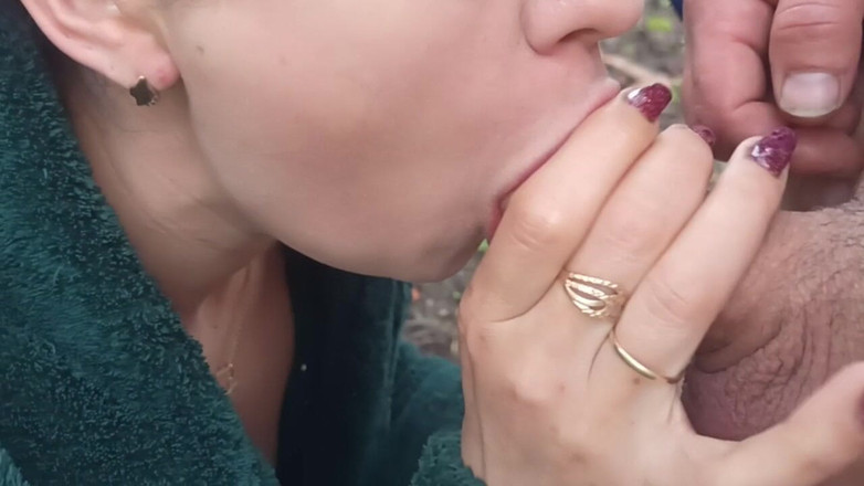 DirtyLubov: Sexo oral al aire libre