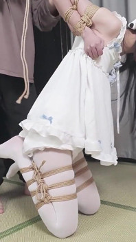 XR24-白い服と白いストッキングを履いた少女が吊るされ、ボンデージがくすぐられていました