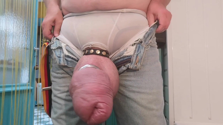 Monster_Meat_: Adidas jongen met extreem grote spijkerbroek bult