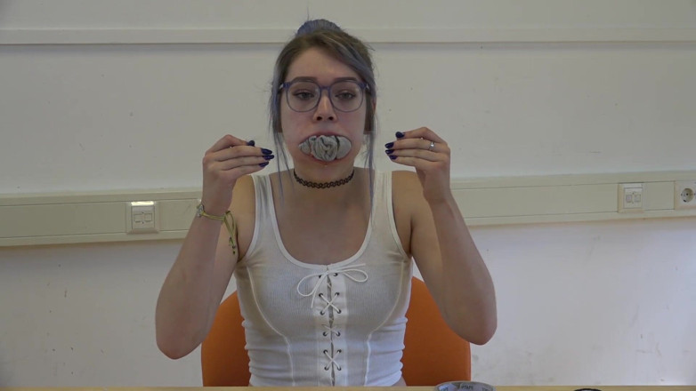 Restricting Ropes: Engasgando com meias de perto