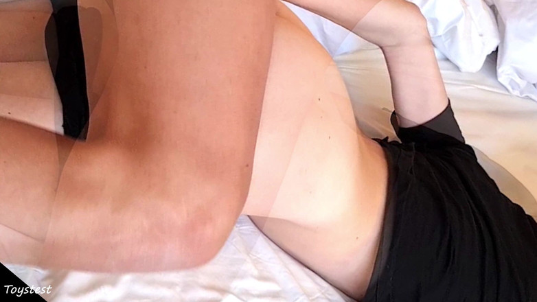 Toystest: युवा पत्नी की चूत में डिल्डो प्लस लंड ने उसे तेजी से आने दिया