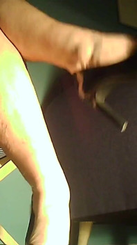 MiLF seduta e si rilassa ignorandoMi guardando le sue gambe.