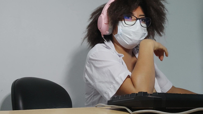 NEGRITA SEXY: सुंदर परिपक्व छात्रा अपनी नाभि की अंगूठी और छोटी स्कर्ट दिखाती है