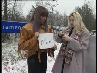 Lucky Cooch: Jeunes auto-stoppeuse interviewées sur l'autoroute
